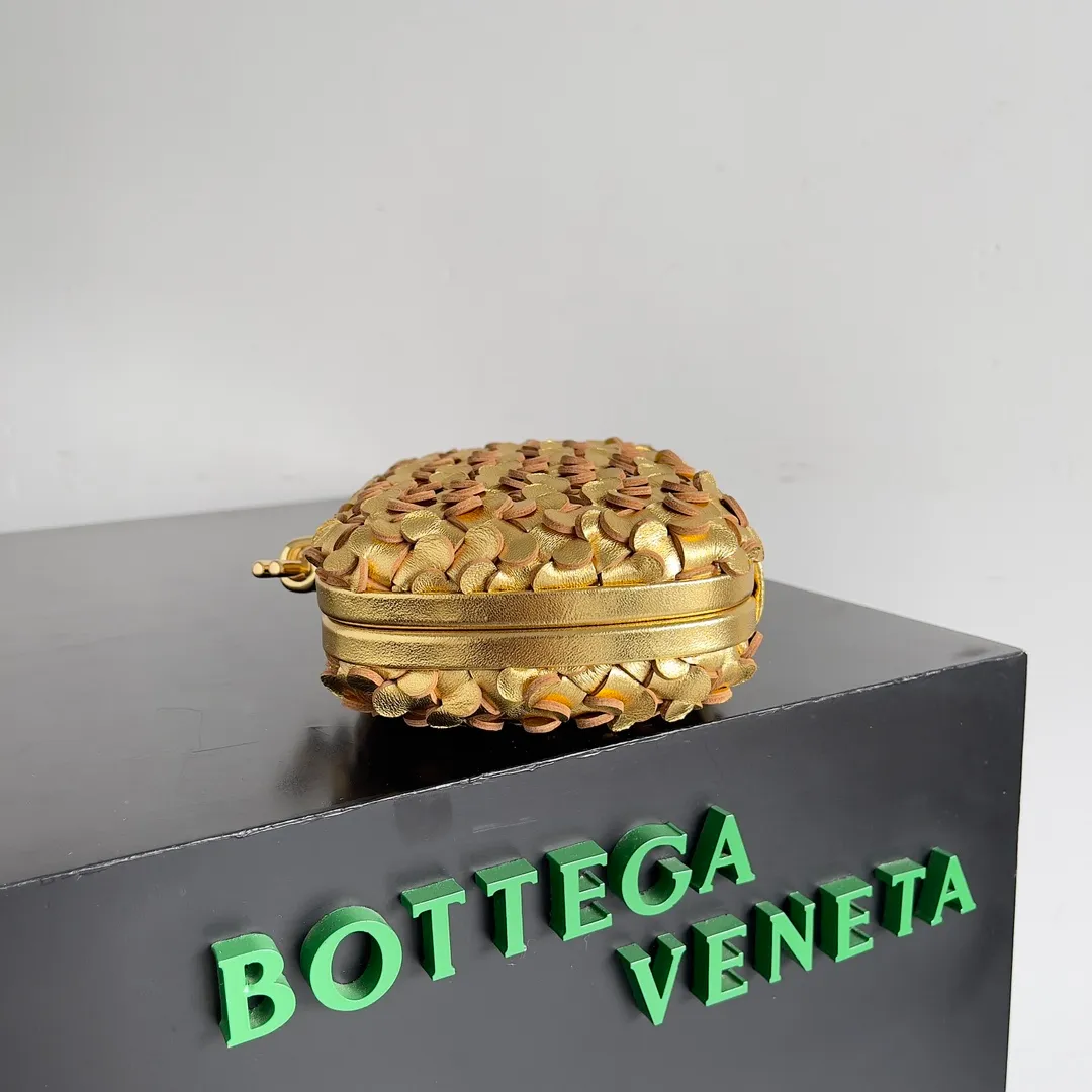 Batch 2060 Bottega Veneta 24 spring fashionable petal woven evening bag. No logo, no matter how shiny, this evening bag has gorgeous colors and eye-catching colors, and the forging of petal craftsmanship reveals the prosperity of spring. Original leather ➕ stainless steel hardware ➕ 24k real gold plating ➕ all handmade. Anyone who knows the history of our brand should have heard that the knot is a story of Bottega Veneta, and it is also one of the more important perfectly designed styles. Style number: 717622 Size: 20.5*6*12.5